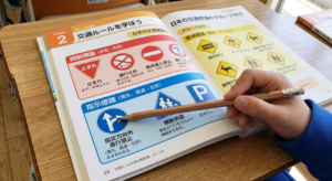 学科教習で標識を学ぶ教習生