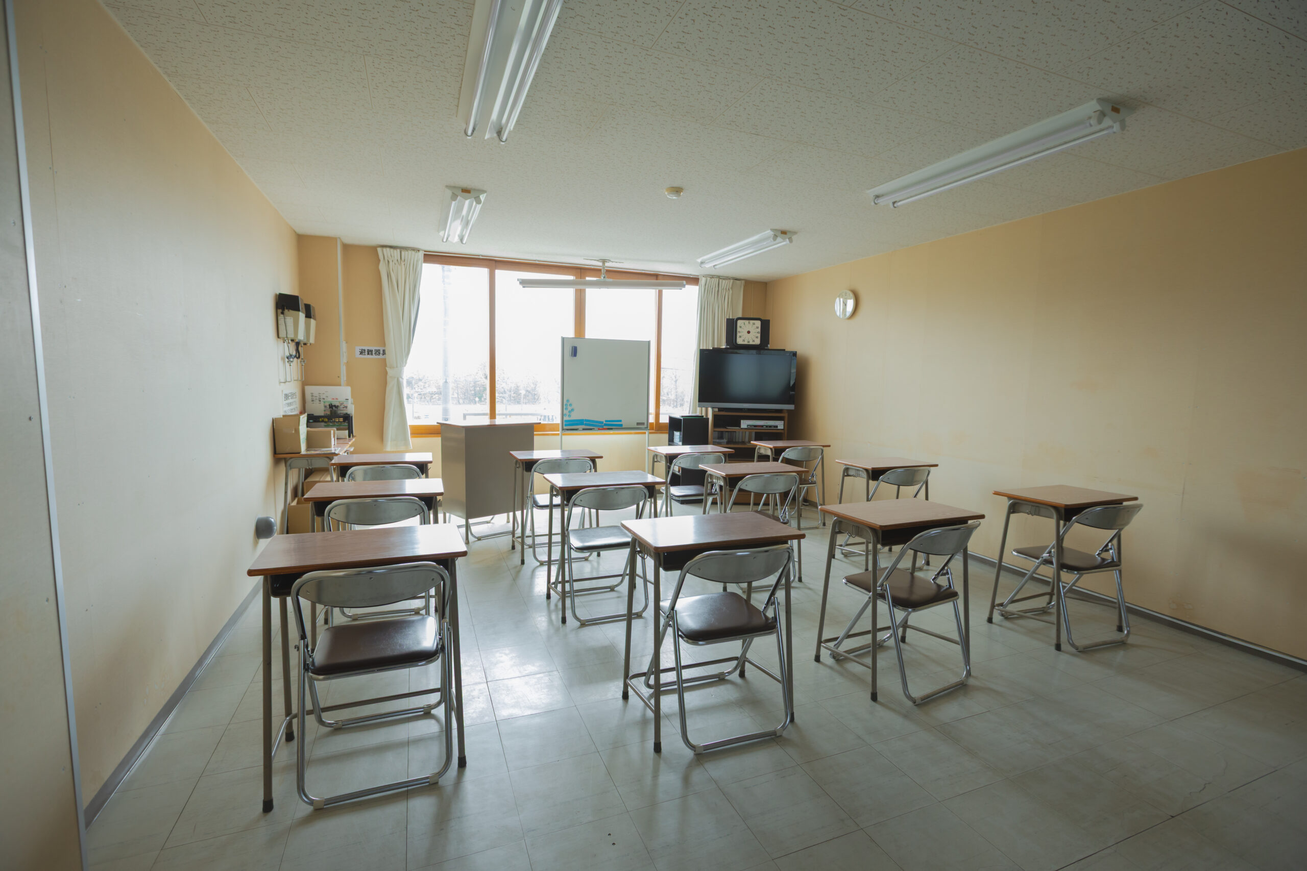 伊達自動車学校の清潔な教室で行われる学科教習
