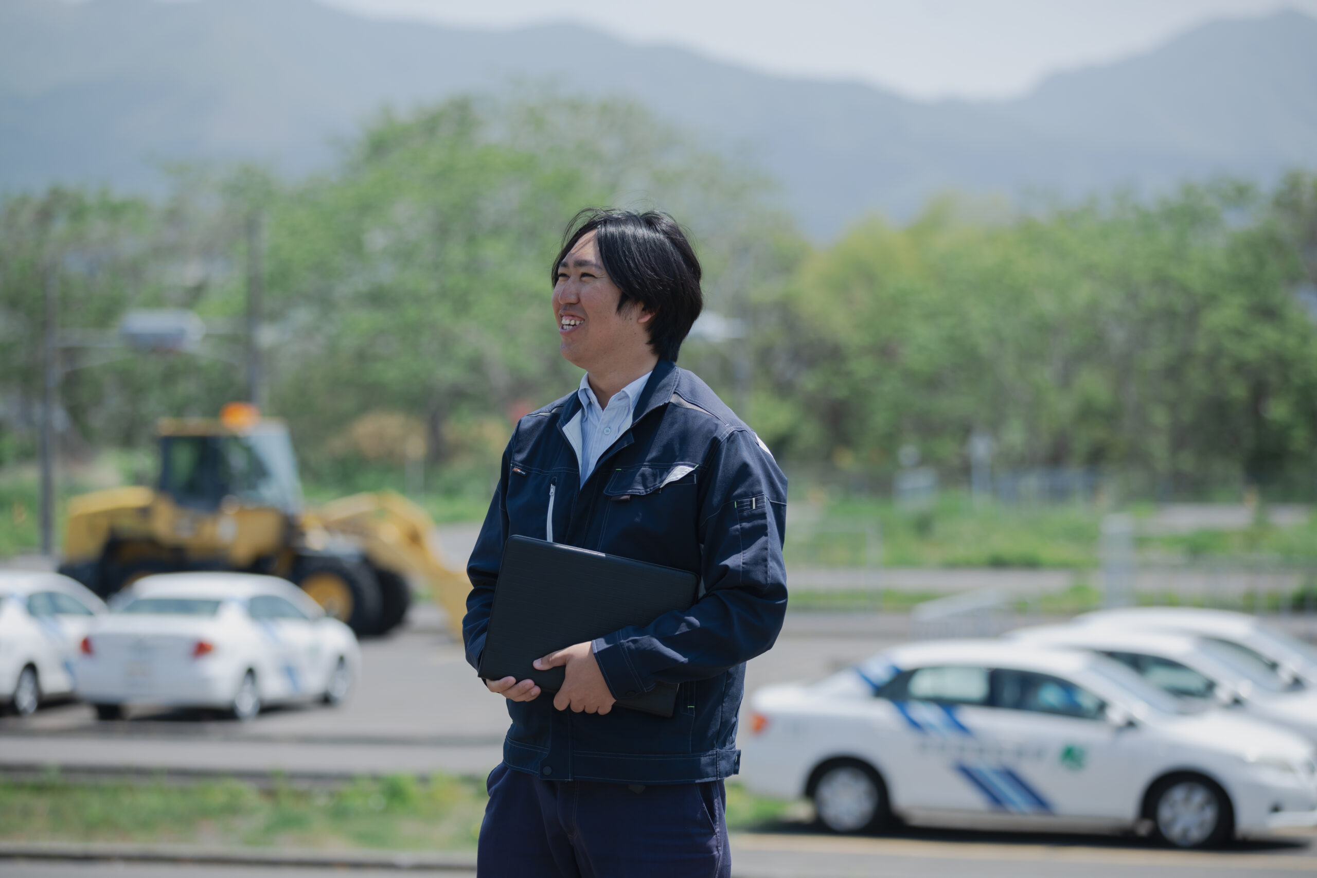 教習車内で路上運転を指導する伊達自動車学校の指導員