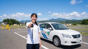 伊達自動車学校で免許取得を目指す教習生と教習車