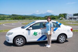爽やかな笑顔の女性教習生