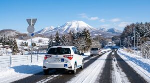 北海道伊達市の雪道を安全に走行する自動車教習の様子