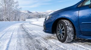 北海道のアイスバーン路面と安全に停止する自動車のタイヤ