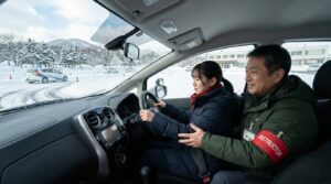 雪道運転の怖さを克服する伊達自動車学校の教習風景