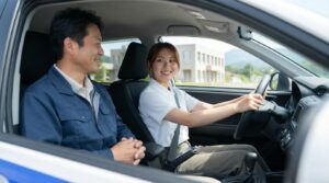 普通車AT免許の教習車に乗る教習生の様子