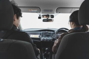 教習車の運転席に座る教習生と助手席の指導員