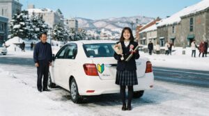 4月の新生活に向けて小樽で運転免許取得を目指す教習生と教習車