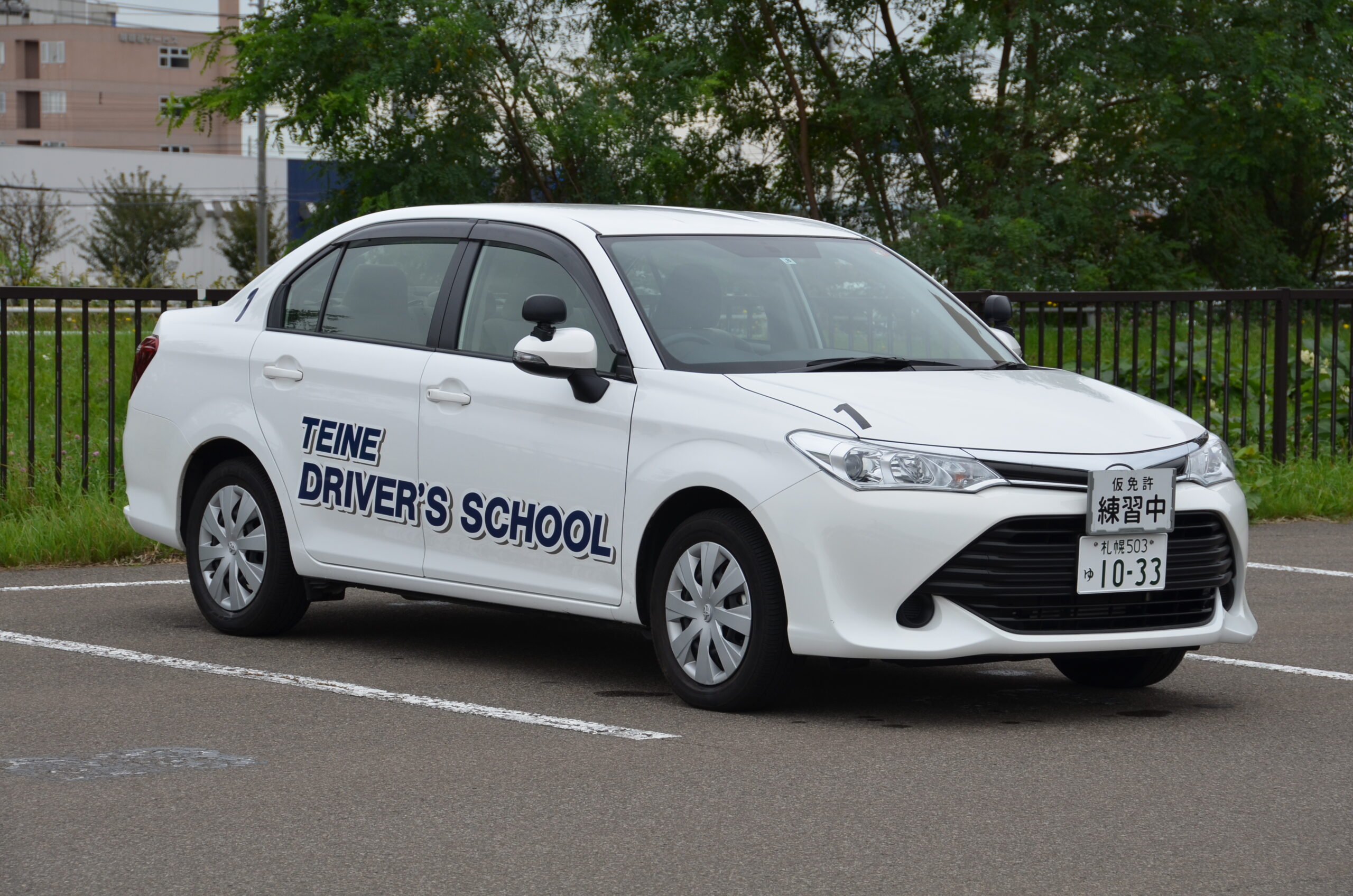 手稲自動車学校の広大な所内コースで技能教習を受ける様子