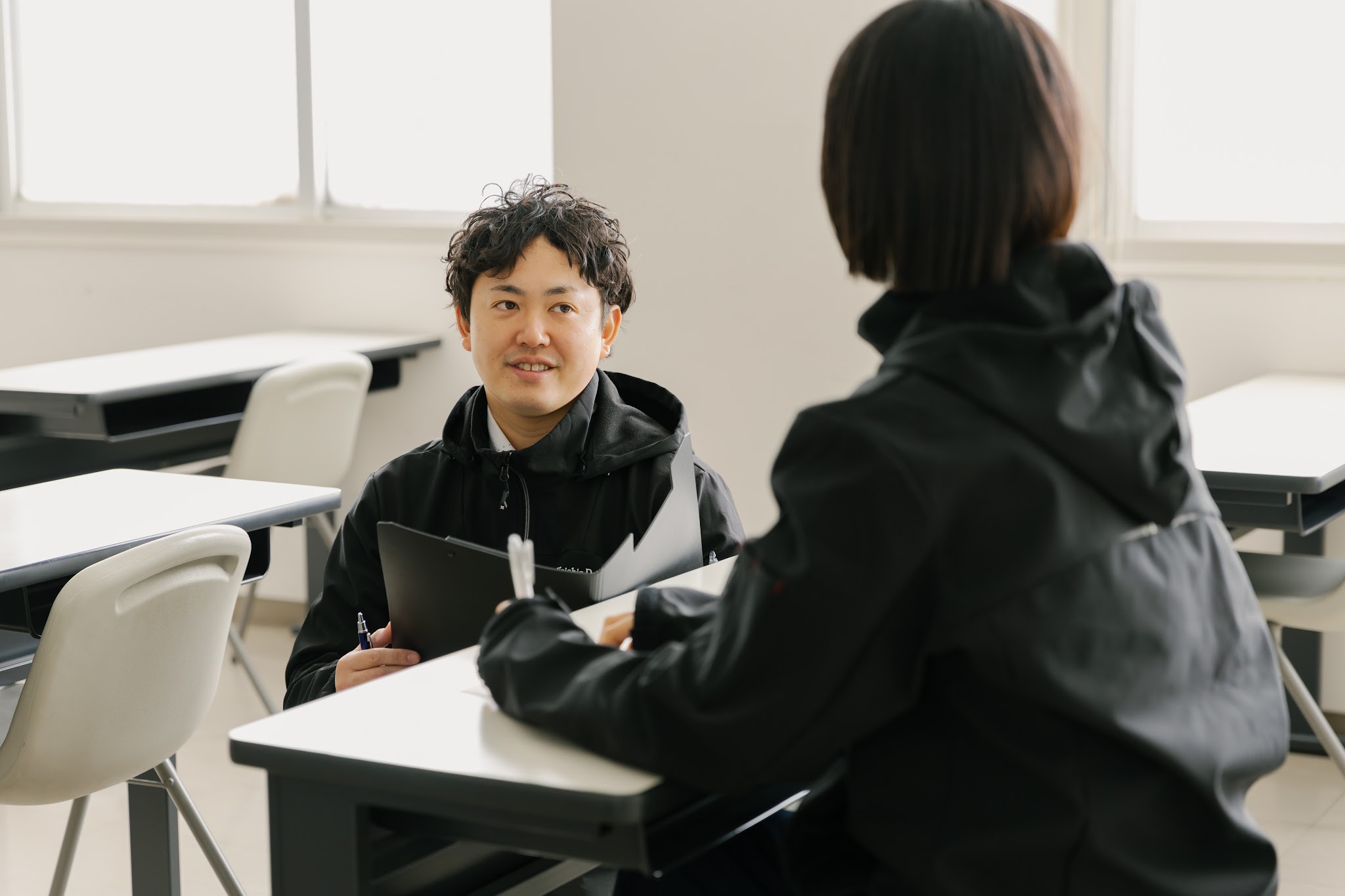 手稲自動車学校で大型特殊免許の教習日程を相談する指導員