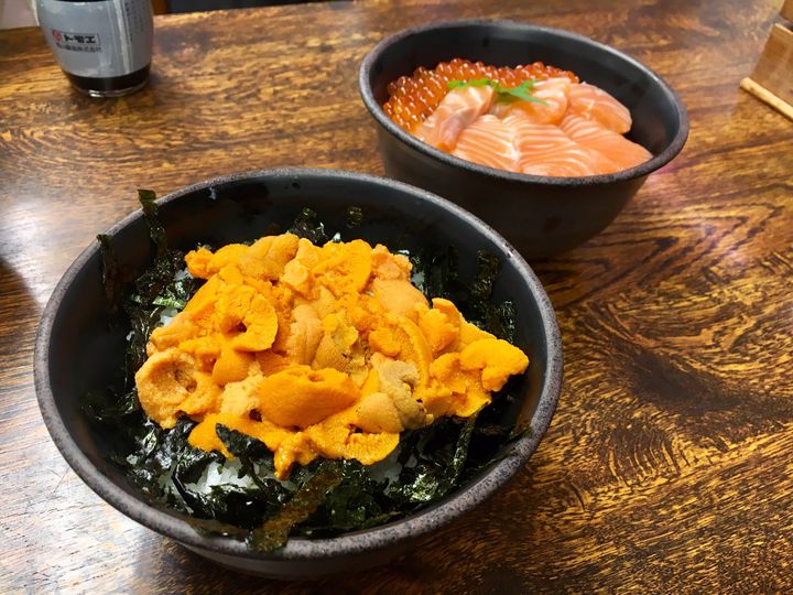 余市自動車学校 合宿生が楽しめる新鮮な海鮮丼。北海道の海の幸が満載