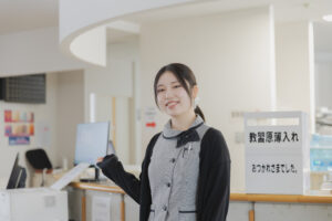 入校手続きの相談を受け付ける余市自動車学校の窓口